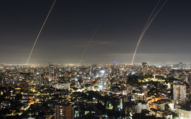 Le système de défense aérienne du Dôme de Fer intercepte une roquette tirée depuis la bande de Gaza, dans le centre d’Israël, le 5 novembre 2023. (Crédit : AP Photo/Oded Balilty)