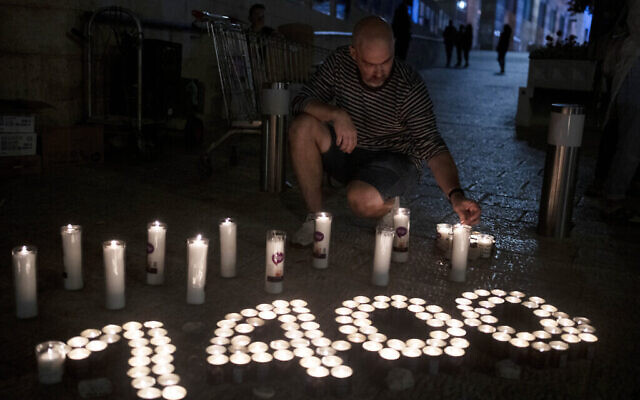 Un homme allume des bougies lors d'une veillée marquant le 30e jour depuis l'attaque du Hamas du 7 octobre qui a déclenché les combats, à Jérusalem, Israël, dimanche 5 novembre 2023.  (Crédit : AP Photo/Maya Alleruzzo)