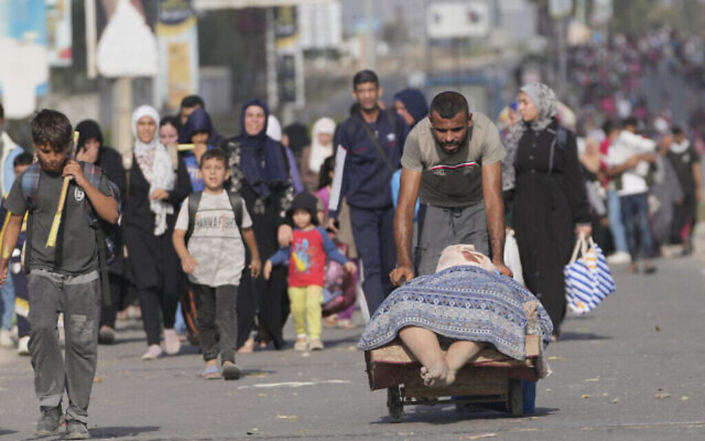 Des Palestiniens fuyant vers le sud de la bande de Gaza dans la rue Salah al-Din à Bureij, dans la bande de Gaza, le 8 novembre 2023. (Crédit : Hatem Moussa/AP Photo)