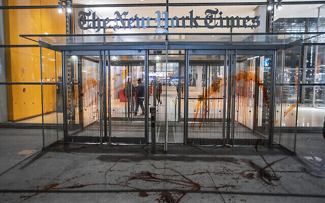 Cette photo montre l'entrée du bâtiment du New York Times recouverte de peinture rouge par des manifestants pro-palestiniens, le 10 novembre 2023, à New York. (Crédit : AP/Eduardo Muñoz Álvarez)