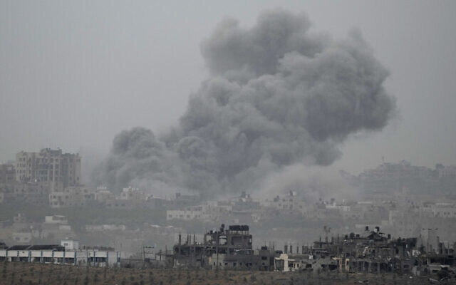 De la fumée s’élevant après une frappe aérienne israélienne dans la bande de Gaza, vue du sud d'Israël, le 12 novembre 2023. (Crédit : Leo Correa/AP Photo)