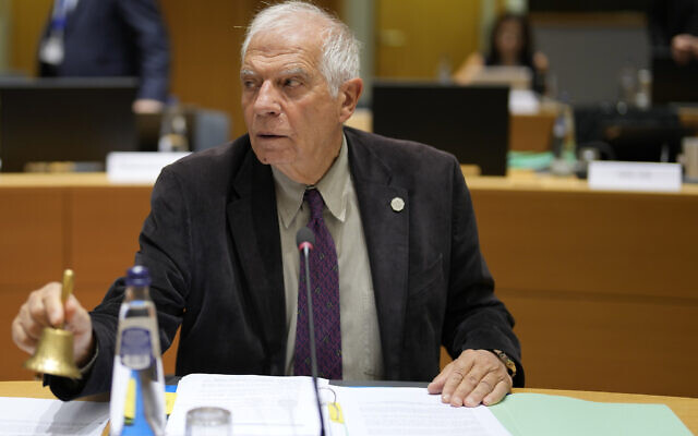 Le chef de la politique étrangère de l'Union européenne, Josep Borrell, faisant sonner une cloche pour indiquer le début d'une réunion des ministres des Affaires étrangères de l'UE dans le bâtiment du Conseil européen à Bruxelles, le 13 novembre 2023. (Crédit : Virginia Mayo/AP Photo)