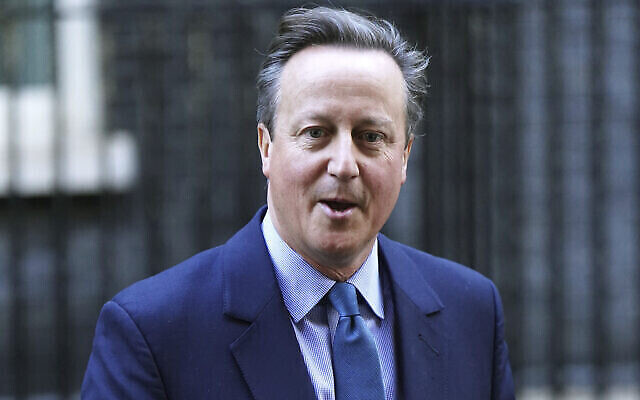 L’ex Premier ministre britannique David Cameron quitte Downing Street, à Londres, le 13 nov. 2023, après avoir été nommé ministre des Affaires étrangères. (Crédit : James Manning/PA via AP)