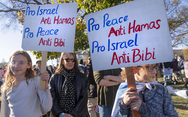 Noa Friedan, 13 ans, à gauche, et sa sœur Eila Friedan, 11 ans, de Philadelphie, tenant des pancartes disant " Pro Israël, Anti Hamas ; Pro Paix, Anti Bibi " alors qu'elles assistent au rassemblement de la Marche pour Israël, au National Mall à Washington, le 14 novembre 2023. (Crédit : Jacquelyn Martin/AP Photo)
