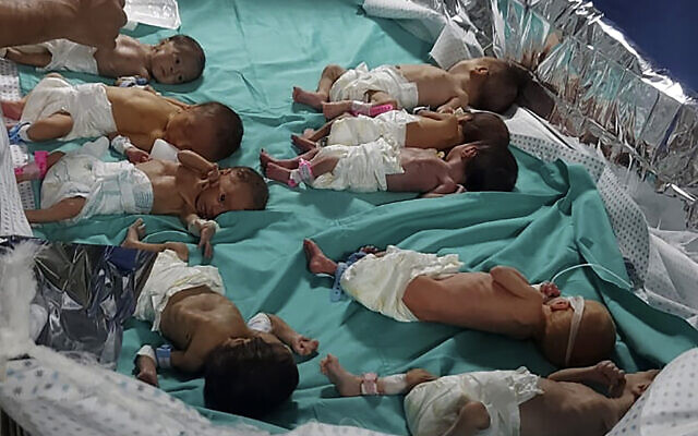 Cette photo transmise par Marawan Abu Saada, médecin, montre des bébés prématurés de l'hôpital Shifa à Gaza City, le 12 novembre 2023. (Crédit : Dr. Marawan Abu Saada via AP, File)
