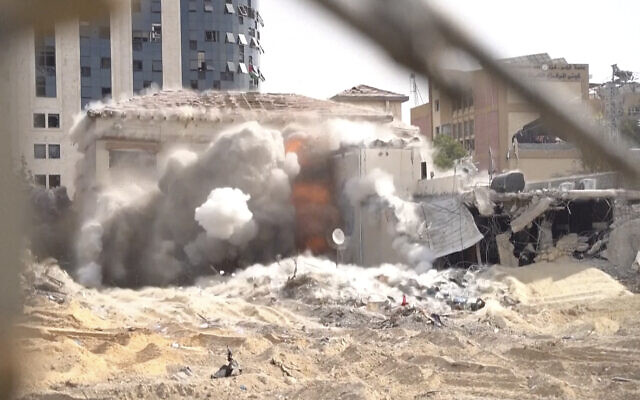 Image extraite d'une vidéo diffusée par l'armée israélienne montrant une explosion à l'intérieur d'un bâtiment de Gaza City. (Crédit : Tsahal via AP)
