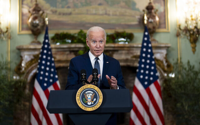 Le président américain Joe Biden s'exprimant lors d'une conférence de presse après sa rencontre avec le président chinois Xi Jinping, au Filoli Estate, à Woodside, en Californie, le 15 novembre 2023. (Crédit : Doug Mills/The New York Times via AP/Pool)