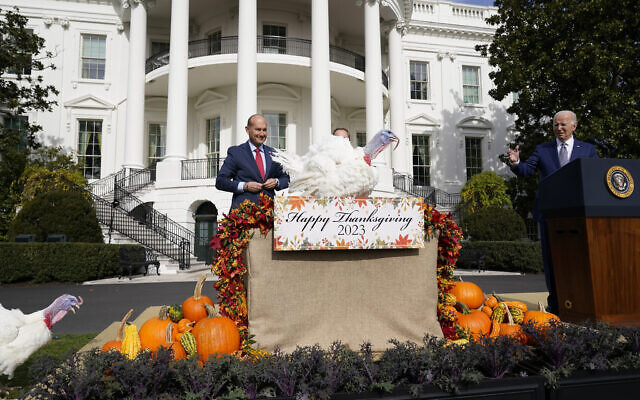 Le président américain Joe Biden graciant les dindes de Thanksgiving, Liberty et Bell, lors d'une cérémonie à la Maison Blanche, à Washington, le 20 novembre 2023. (Crédit : Andrew Harnik/AP Photo)
