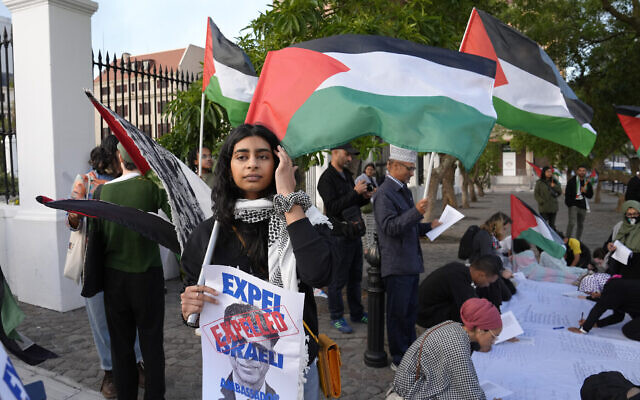 Des manifestants pro-palestiniens devant le parlement à Cape Town, en Afrique du Sud, le 21 novembre 2023. (Crédit : AP Photo/Nardus Engelbrecht)