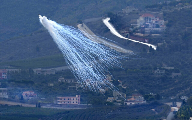 Un obus de l'artillerie israélienne explosans au-dessus de Kfar Kila, un village libanais frontalier avec Israël, vu depuis la ville de Marjayoun dans le sud du Liban, le 22 novembre 2023. (Crédit : Hussein Malla/AP Photo)