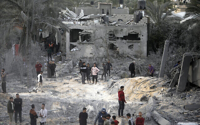 Des Palestiniens constatent les dégâts après des frappes aériennes à Khan Younès, dans la bande de Gaza, le 22 novembre 2023. (Crédit : AP Photo/Mohammed Dahman)