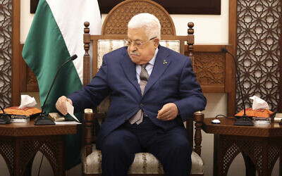 Le président de l'Autorité palestinienne Mahmoud Abbas rencontrant le Premier ministre espagnol Pedro Sanchez et le Premier ministre belge Alexander De Croo, dans la ville de Ramallah, en Cisjordanie, le 23 novembre 2023. (Crédit : Alaa Badarneh/Pool via AP)