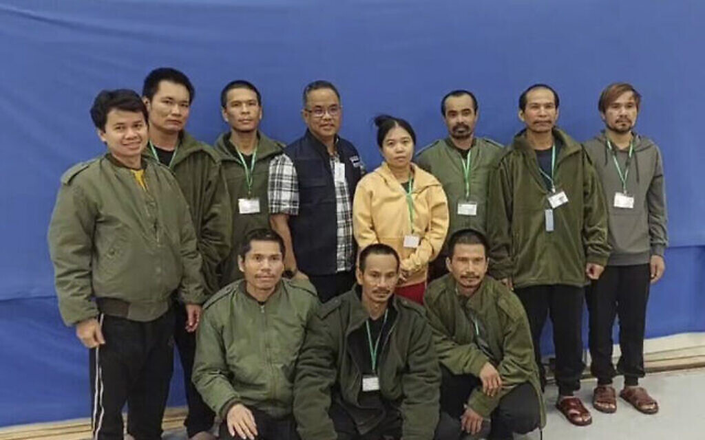 Sur cette photo fournie par le ministère thaïlandais des Affaires étrangères, dix des otages thaïlandais libérés et un officier, quatrième en partant de la gauche, posent pour une photo au centre médical Shamir (Assaf Harofeh) en Israël, le vendredi 24 novembre 2023. (Ministère thaïlandais des Affaires étrangères via AP)