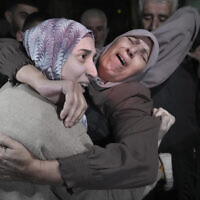 Shuruq Dwayat, à gauche, prisonnière palestinienne libérée par Israël, avec ses proches à son arrivée chez elle dans le quartier Sur Bahar de Jérusalem-Est, le 26 novembre 2023. (Crédit : AP Photo/Mahmoud Illean)