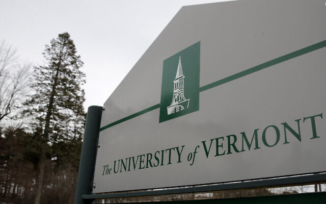 Un panneau sur le campus de l'Université du Vermont à Burlington, Vermont, le 11 mars 2020. (Crédit : AP Photo/Charles Krupa, File)