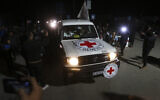 Un véhicule de la Croix-Rouge traversant le point de passage de Rafah avec l'Égypte, lors de la libération des otages, le 29 novembre 2023. (Crédit : AFP)