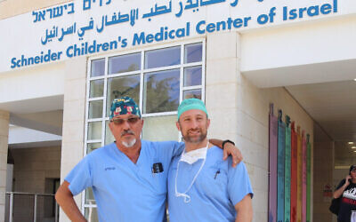 Le Dr Avi Schlager, chirurgien pédiatrique bénévole de Floride (à droite) avec le Dr Dragan Kravarusic, chef du service de chirurgie du Schneider Children's Medical Center, en novembre 2023. (Avec l'aimable autorisation du Schneider Children's Medical Center)
