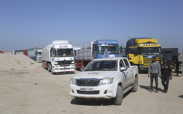 Des camions transportant de l'aide humanitaire entrent dans la bande de Gaza depuis l'Égypte à Rafah alors qu'un cessez-le-feu temporaire est entré en vigueur le 24 novembre 2023. (AP Photo/Hatem Ali)