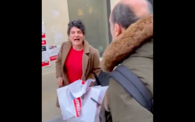 Capture d’écran d’une vidéo postée sur X montrant une femme arrachant des affiches à Paris pour les plus de 240 otages à Gaza tout en criant « Israël assassin ». (Crédit : Meyer Habib / Twitter)