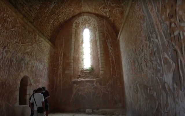 La chapelle de Malodène, dans le Lot, et la fresque de Miklos Bokor. (Crédit : Capture d’écran YouTube / Martel en Tête TV)