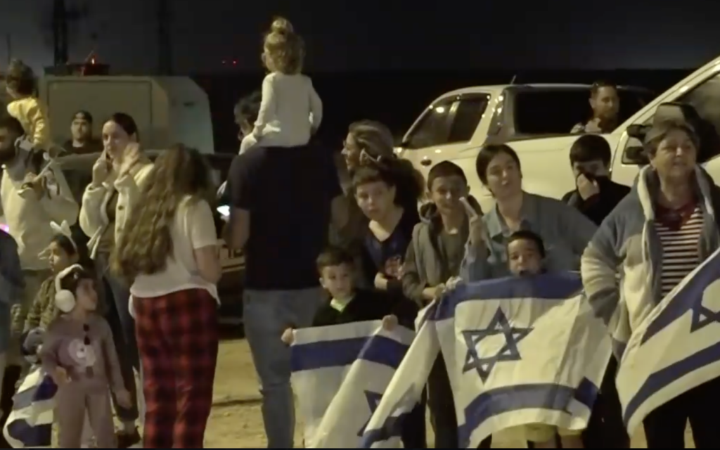 Des Israéliens attendant l'arrivée de 13 otages israéliens libérés par le Hamas au troisième jour du cessez-le-feu de quatre jours, le 26 novembre 2023. (Crédit : Capture d'écran)