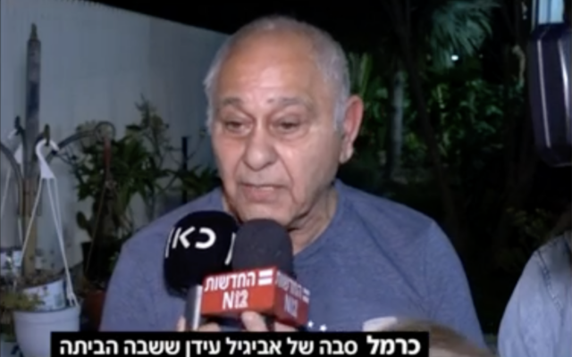 Carmel Idan, le grand-père d'Avigaïl Idan, âgée de 4 ans, s'adressant aux médias après la libération d'Avigaïl des mains du Hamas, le 26 novembre 2023. (Crédit : Capture d'écran)