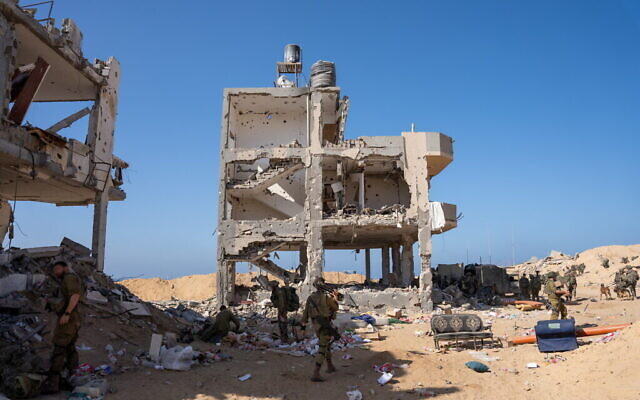 Bâtiments endommagés dans le nord de la bande de Gaza, le 7 novembre 2023. (Crédit : Emanuel Fabian/Times of Israël)