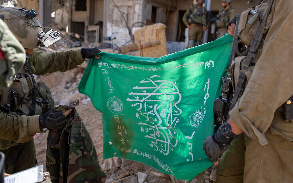 Un drapeau du Hamas et une veste de camouflage découverts dans un tunnel du nord de la bande de Gaza, le 7 novembre 2023. (Crédit : Emanuel Fabian/Times of Israël)