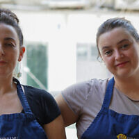 Les sœurs Aliya Fastman (à gauche) et Shaendl Davis, de Citrus & Salt, atelier de cuisine à Tel Aviv qui s'est associé à World Central Kitchen pour nourrir les personnes dans le besoin pendant la guerre entre Israël et le Hamas en 2023 (Autorisation)