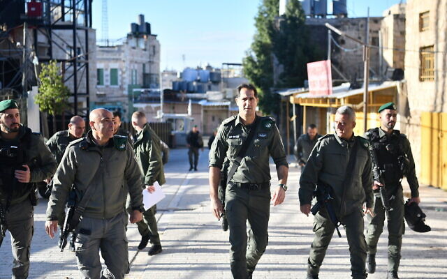 Le chef de la police des frontières, Amir Cohen (au centre), en visite à Hébron, en Cisjordanie, le 31 mars 2023. (Crédit : Police des frontières)