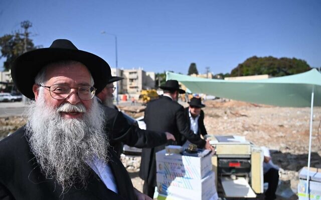 Le rabbin Moshe Zeev Pizem près du commissaria démoli de Sderot, le 23 novembre 2023. (Crédit : Canaan Lidor/Times of Israel)
