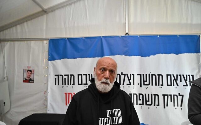 Dani Miran s'adressant aux visiteurs sur la "Place des Otages", à Tel Aviv, le 27 novembre 2023. (Crédit : Canaan Lidor/Times of Israel)