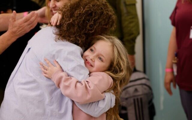 Emilia Alony, 5 ans, retrouve sa grand-mère après avoir été libérée par le Hamas à l'issue de 49 jours de captivité, le 25 novembre 2023. (Crédit : Hôpital Schneider pour enfants)