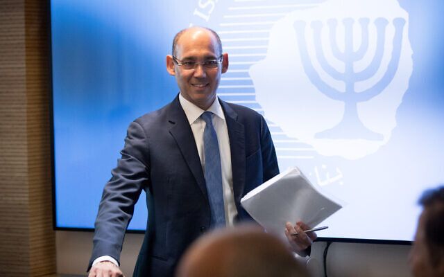 Le gouverneur de la Banque centrale d'Israël, Amir Yaron, s'exprimant lors d'une conférence de presse à Jérusalem, le 11 avril 2022. (Crédit : Yonathan Sindel/Flash90)