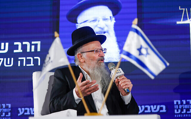 Le rabbin en chef de Safed Rabbi Shmuel Eliyahu s’adresse au groupe 'Besheva', le 7 février 2022. (Crédit : Olivier Fitoussi/Flash90)