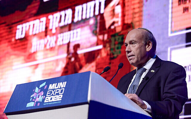 Le contrôleur de l'État Matanyahu Englman lors de la conférence de la Fédération des autorités locales à Tel Aviv, le 7 décembre 2022. (Crédit : Tomer Neuberg/Flash90)