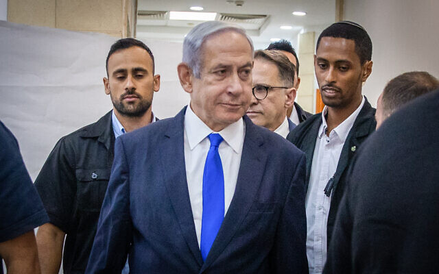 Le Premier ministre Benjamin Netanyahu arrivant pour écouter le témoignage de l'homme d'affaires Arnon Milchan dans son procès pour corruption, au tribunal de Jérusalem, le 25 juin 2023. (Crédit : Oren Ben Hakoon/POOL)