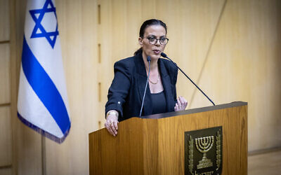 La ministre de la Diplomatie publique, Galit Distel Atbaryan, s'exprimant à la Knesset, à Jérusalem, le 16 août 2023. (Crédit : Yonatan Sindel/Flash90)
