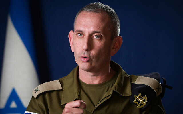 Le porte-parole de l’armée israélienne, Daniel Hagari, faisant une déclaration aux médias, à Tel Aviv, le 16 octobre 2023. (Crédit : Avshalom Sassoni/Flash90)