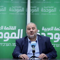 Le chef du parti Raam, le député Mansour Abbas, dirigeant une réunion de faction à la Knesset, le 16 octobre 2023. (Crédit : Noam Revkin Fenton/Flash90)