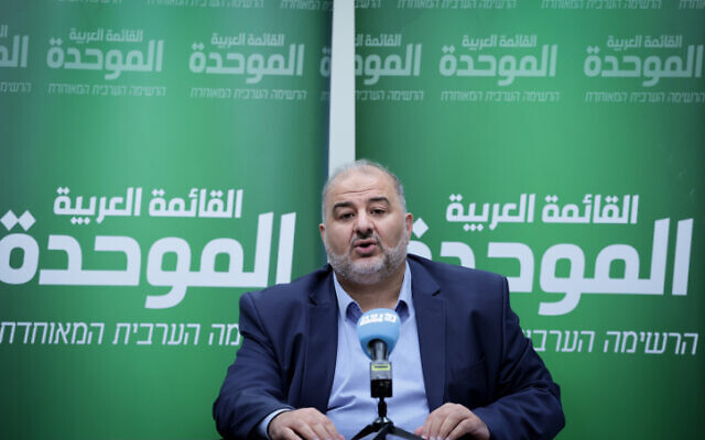 Le chef du parti Raam, le député Mansour Abbas, dirige ant une réunion de faction à la Knesset, le 16 octobre 2023. (Crédit : Noam Revkin Fenton/Flash90)