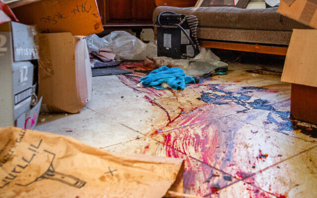 Du sang dans une maison où des terroristes du Hamas ont infiltré le kibboutz Beeri le 7 octobre, lors d'un assaut au cours duquel 1 200 personnes ont été massacrées dans le sud d'Israël. (Crédit : Edi Israel/Flash90)