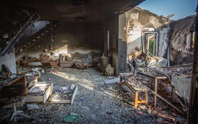 Photo d'illustration : Une maison détruite lorsque les terroristes du Hamas étaient entrés au kibboutz Beeri et dans 30  autres communautés voisines dans le sud d'Israël, le 7 octobre. Photo prise le 25 octobre 2023. (Crédit : Edi Israel/Flash90)