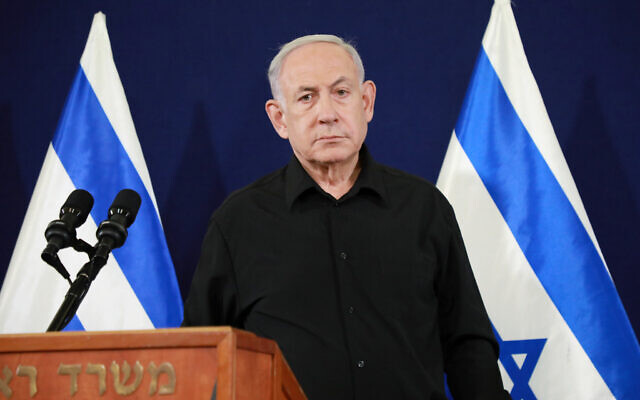 Le Premier ministre Benjamin Netanyahu parle lors d'une conférence de presse au ministère de la Défense de Tel Aviv, le 28 octobre 2023. (Crédit : Dana Kopel/POOL