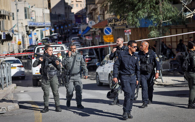 Les forces de sécurité israéliennes et les forces de secours sur les lieux d'une attaque à l'extérieur d'un poste de police dans la Vieille ville de Jérusalem, le 6 novembre 2023. Illustration (Crédit : Chaim Goldberg/Flash90)