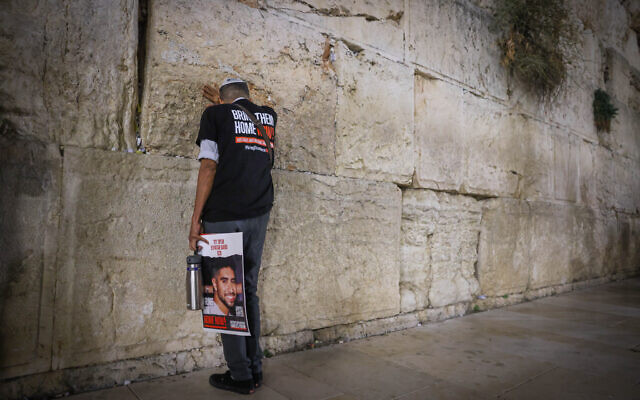 Prière pour les otages capturés dans le sud d'Israël par le Hamas, au 32 de leur détention, au mur Occidental de Jérusalem, le 7 novembre 2023. (Crédit : Chaim Goldberg/Flash90)