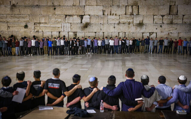 Prière pour les otages capturés dans le sud d'Israël par le Hamas, au 32 de leur détention, au mur Occidental de Jérusalem, le 7 novembre 2023. (Crédit : Chaim Goldberg/Flash90)
