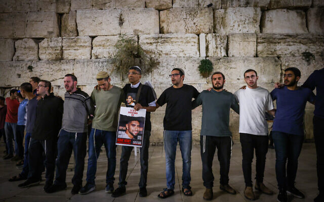 Des personnes priant pour les otages d'Israël détenus par le Hamas lors d'une veillée au mur Occidental, à Jérusalem, le 7 novembre 2023. (Crédit : Chaïm Goldberg/Flash90)