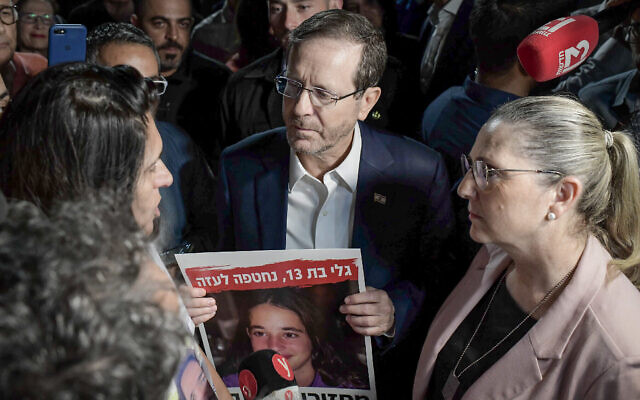Le président Isaac Herzog et son épouse Michal, à droite, rencontrent des familles d'Israéliens pris en otage par le Hamas à Gaza, le 9 novembre 2023 à Tel Aviv. (Crédit : Tomer Neuberg/Flash90)