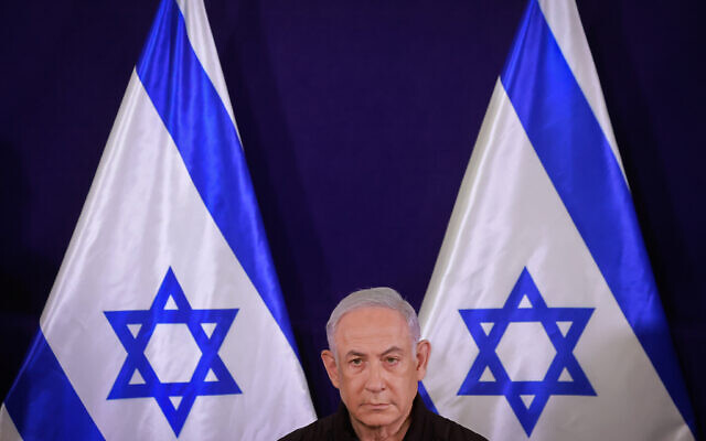 Le Premier ministre Benjamin Netanyahu tenant une conférence de presse, au ministère de la Défense ,à Tel Aviv, le 11 novembre 2023. (Crédit : Marc Israel Sellem/POOL)